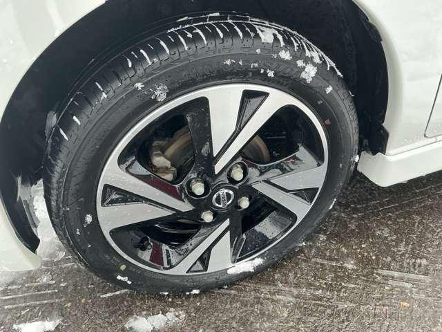 デイズ 660 ハイウェイスターGターボ プロパイロット エディション 4WD アラウンドビューモニター/プロパイロット/ アラウンドビューM LEDライト 盗難警報装置 フルタイム4WD レーダークルーズコントロール カーテンエアバッグ アイドリングストップ機能 Bカメラ 寒冷地仕様 アルミホイール オートエアコン(9枚目)