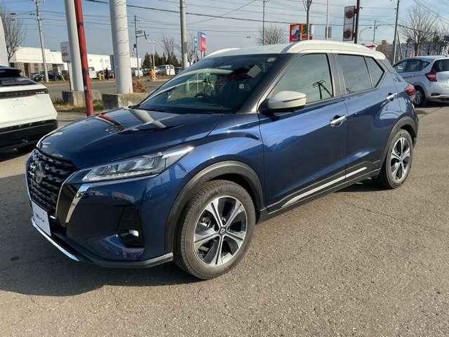 キックス １．２　Ｘ　ＦＯＵＲ　（ｅ－ＰＯＷＥＲ）　４ＷＤ　試乗車アップ／日産９インチナビ／アラウンド　ナビＴＶ　ＬＥＤライト　踏み間違い防止　アラウンドビュ－　試乗車ＵＰ　禁煙車　盗難防止システム　車線逸脱警報　インテリキー　バックモニター　オートエアコン　４ＷＤ　アイドリングストップ　アルミホイール（2枚目）
