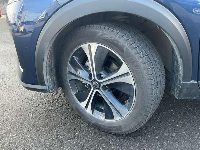 キックス １．２　Ｘ　ＦＯＵＲ　（ｅ－ＰＯＷＥＲ）　４ＷＤ　試乗車アップ／日産９インチナビ／アラウンド　ナビＴＶ　ＬＥＤライト　踏み間違い防止　アラウンドビュ－　試乗車ＵＰ　禁煙車　盗難防止システム　車線逸脱警報　インテリキー　バックモニター　オートエアコン　４ＷＤ　アイドリングストップ　アルミホイール（14枚目）