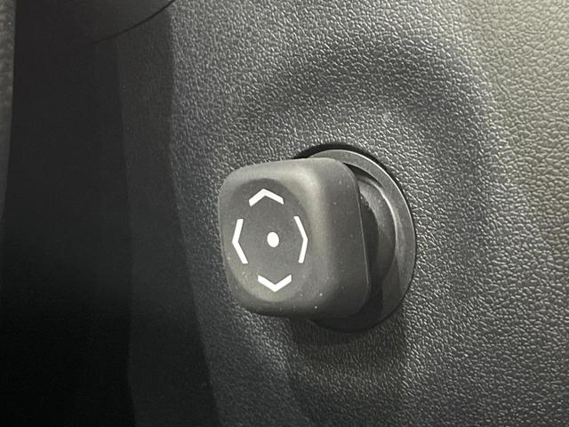 ハリアー プレミアム　アドバンスドパッケージ　４ＷＤ　全周囲カメラ　ＪＢＬサウンド　寒冷地仕様　プリクラッシュセーフティ　レーダークルーズ　禁煙車　電動リアゲート　ハーフレザーシート　パワーシート　コーナーセンサー　スマートキー　ＬＥＤヘッド（28枚目）