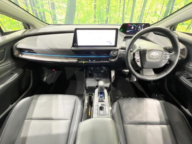 プリウス Ｚ　４ＷＤ　禁煙車　１２。３インチディスプレイオーディオ　全周囲カメラ　寒冷地仕様　プリクラッシュセーフティ　レーダークルーズ　半革シート　前席シートエアコン　パワーシート　コーナーセンサー　スマートキー（2枚目）