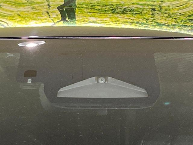 プリウス Ｚ　４ＷＤ　禁煙車　１２。３インチディスプレイオーディオ　全周囲カメラ　寒冷地仕様　プリクラッシュセーフティ　レーダークルーズ　半革シート　前席シートエアコン　パワーシート　コーナーセンサー　スマートキー（3枚目）