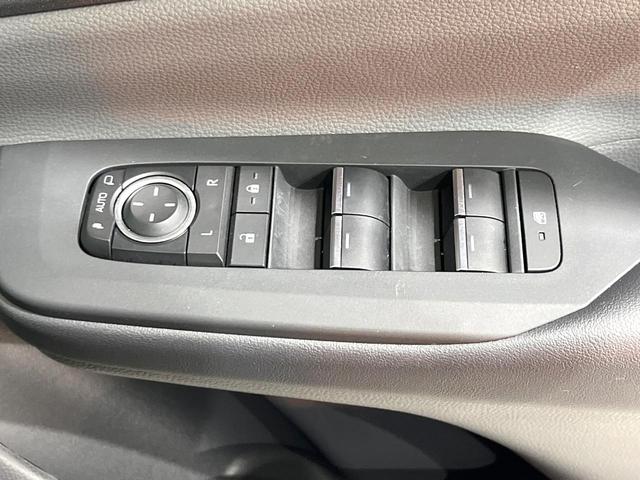 プリウス Ｚ　４ＷＤ　禁煙車　１２。３インチディスプレイオーディオ　全周囲カメラ　寒冷地仕様　プリクラッシュセーフティ　レーダークルーズ　半革シート　前席シートエアコン　パワーシート　コーナーセンサー　スマートキー（32枚目）