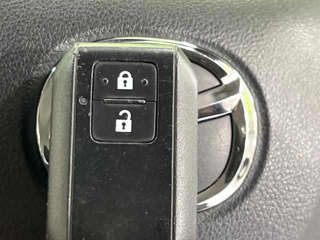 【キーレススタートシステム】カバンやポケットに入れたままでもドアの施錠・解錠が可能なスマートキーを装備。エンジンのオン・オフ時もカギを取り出す必要が無いからとっても便利です♪