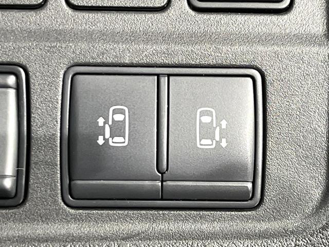 セレナ ハイウェイスターＶ　４ＷＤ　プロパイロット　両側電動ドア　純正９インチナビ　後席モニター　全周囲カメラ　インテリジェントエマージェンシーブレーキ　レーダークルーズ　禁煙車　ドラレコ　コーナーセンサー　スマートキー　ＬＥＤ（7枚目）