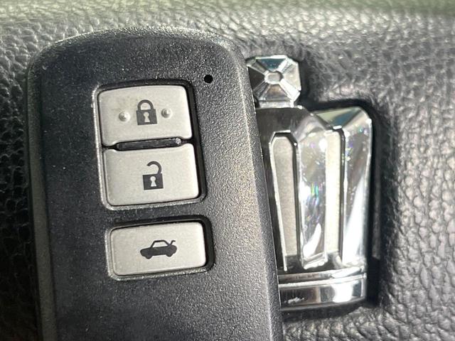 クラウンハイブリッド アスリートＳ　Ｆｏｕｒ　４ＷＤ　禁煙車　純正８インチナビ　バックカメラ　電動リアゲート　スマートキー　ＨＩＤヘッド　ビルトインＥＴＣ　クルコン　オートハイビーム　オートライト　デュアルエアコン　Ｂｌｕｅｔｏｏｔｈ　ＣＤ（7枚目）