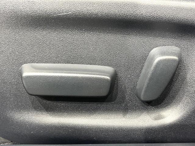 クラウンハイブリッド アスリートＳ　Ｆｏｕｒ　４ＷＤ　禁煙車　純正８インチナビ　バックカメラ　電動リアゲート　スマートキー　ＨＩＤヘッド　ビルトインＥＴＣ　クルコン　オートハイビーム　オートライト　デュアルエアコン　Ｂｌｕｅｔｏｏｔｈ　ＣＤ（37枚目）