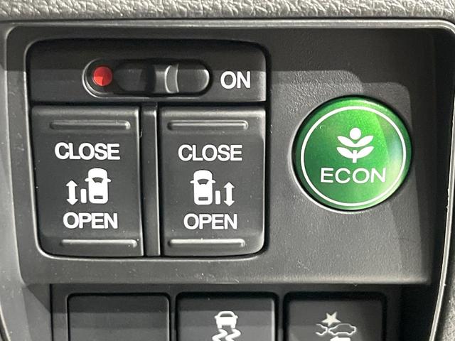 オデッセイ アブソルート・Ｘホンダセンシング　４ＷＤ　両側電動ドア　バックカメラ　ホンダセンシング　レーダークルーズ　禁煙車　ハーフレザーシート　パワーシート　スマートキー　ＬＥＤヘッド　ビルトインＥＴＣ　純正１７インチアルミ　車線逸脱警報（6枚目）