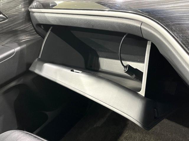 オデッセイ アブソルート・Ｘホンダセンシング　４ＷＤ　両側電動ドア　バックカメラ　ホンダセンシング　レーダークルーズ　禁煙車　ハーフレザーシート　パワーシート　スマートキー　ＬＥＤヘッド　ビルトインＥＴＣ　純正１７インチアルミ　車線逸脱警報（42枚目）