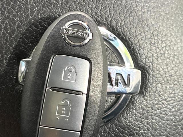 ノート Ｘ　ＦＯＵＲ　４ＷＤ　禁煙車　純正ＳＤナビ　バックカメラ　クリアランスソナー　オートエアコン　ドライブレコーダー　電動格納ミラー　スマートキー　ヘッドライトイベライザー（5枚目）