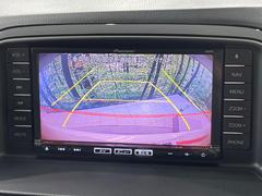 【バックカメラ】駐車時に後方がリアルタイム映像で確認できます。大型商業施設や立体駐車場での駐車時や、夜間のバック時に大活躍！運転スキルに関わらず、今や必須となった装備のひとつです！ 6