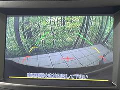 【バックカメラ】駐車時に後方がリアルタイム映像で確認できます。大型商業施設や立体駐車場での駐車時や、夜間のバック時に大活躍！運転スキルに関わらず、今や必須となった装備のひとつです！ 4