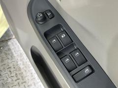 【電動格納ミラー】サイドミラーは電動格納式となっており、狭い駐車場でもキズがつくリスクを抑えられます。 6