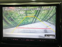 【バックカメラ】駐車時に後方がリアルタイム映像で確認できます。大型商業施設や立体駐車場での駐車時や、夜間のバック時に大活躍！運転スキルに関わらず、今や必須となった装備のひとつです！ 4