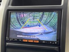 【バックカメラ】駐車時に後方がリアルタイム映像で確認できます。大型商業施設や立体駐車場での駐車時や、夜間のバック時に大活躍！運転スキルに関わらず、今や必須となった装備のひとつです！ 4