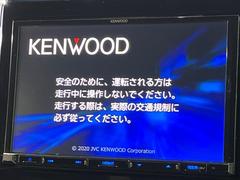 【大画面ナビ】人気の大型８インチナビを装備。存在感のある大画面はインパクト大！ナビ利用時のマップ表示は見やすく、テレビやＤＶＤは臨場感がアップ！いつものドライブがグッと楽しくなります♪ 4