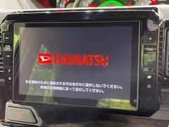 【純正ナビ】人気の純正ナビを装備しております。ナビの使いやすさはもちろん、オーディオ機能も充実！キャンプや旅行はもちろん、通勤や買い物など普段のドライブも楽しくなるはず♪ 3