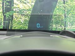 【ヘッドアップディスプレイ】現在の速度や走行情報をデジタル表示で運転席前方のガラスに投影！運転中、目線をずらさず必要な情報を確認できるのでとっても便利で安心！ 7