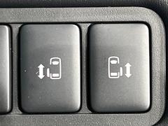 【両側スライドドア】駐車場で隣の車との間隔が狭く乗りにくい時、スライドドアなら安心！ドアオープン時も幅を取らず、開口部が広いので乗り降りがとっても簡単です。大きな荷物の出し入れも後席から可能♪ 5