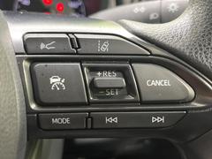 【レーダークルーズコントロール】高速道路での長距離走行が楽に！！自動で速度を保つクルーズコントロールが、衝突軽減システムと連携し、前方の車両を感知して車間を保つように速度調節してくれます！！ 5