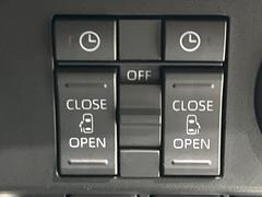 【両側パワースライドドア】スマートキーや運転席のスイッチで後席両側スライドドアの開閉が可能♪電動だから力を入れてドアを開ける必要が無く、小さなお子様でも簡単に開け閉めでき快適です♪ 5