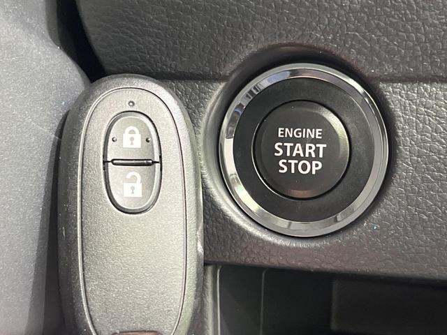 【キーレススタートシステム】カバンやポケットに入れたままでもドアの施錠・解錠が可能なスマートキーを装備。エンジンのオン・オフ時もカギを取り出す必要が無いからとっても便利です♪