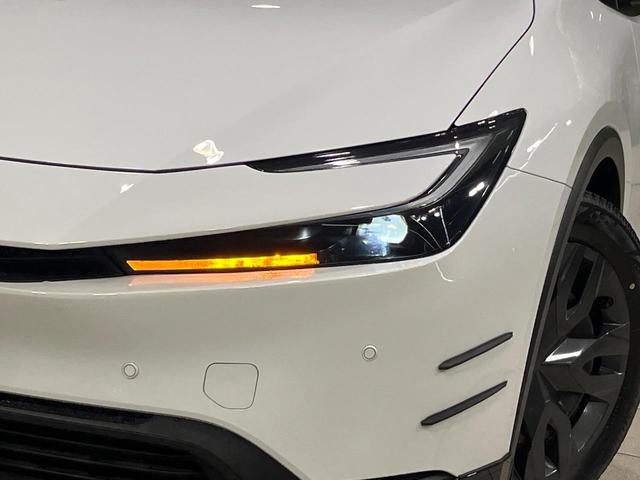 【ＬＥＤヘッドライト】悪天候や夜間走行時も良好な視界を確保し安心して運転できる高輝度ＬＥＤヘッドライトを装備！点灯速度が早く、消費電力も抑えられています。