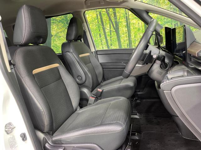 【ハーフレザーシート】高級感と座り心地を両立した人気のシート♪背面・座面のファブリック素材は、通気性の良さや滑りにくさに優れています。気温や服装に左右されず快適にお乗りいただけます。