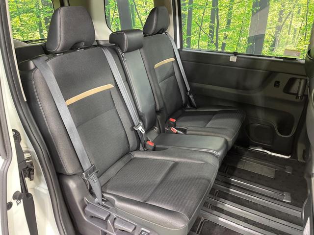 広々とした２列目シートは居住性が高く、居心地も快適！友達や家族とのお出かけにぴったりです。ベビーシートやチャイルドシート使用時も快適にお過ごしいただける十分な空間を確保しています。