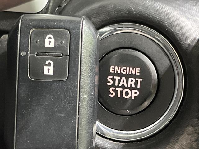 【キーレススタートシステム】カバンやポケットに入れたままでもドアの施錠・解錠が可能なスマートキーを装備。エンジンのオン・オフ時もカギを取り出す必要が無いからとっても便利です♪