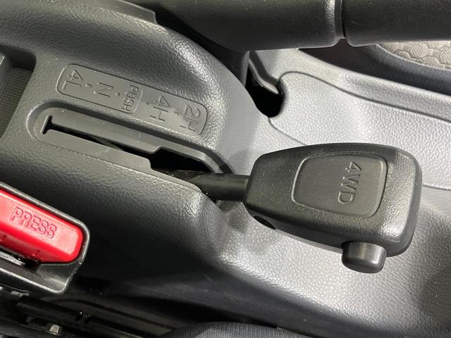 キャリイトラック KX 本州仕入れ 4WD MT車 純正12インチスチールホイール CD再生 フォグライト ヘッドライトレベライザー パワーウィンドウ AUX ブラックインテリア(4枚目)