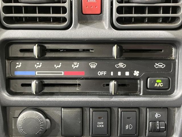 キャリイトラック KX 本州仕入れ 4WD MT車 純正12インチスチールホイール CD再生 フォグライト ヘッドライトレベライザー パワーウィンドウ AUX ブラックインテリア(7枚目)