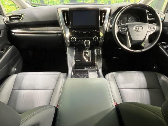 アルファードハイブリッド ＳＲ　Ｃパッケージ　４ＷＤ　寒冷地仕様　両側電動ドア　純正９インチディスプレイオーディオ　後席モニター　バックカメラ　ＡＣ１００Ｖ電源　セーフティーセンス　レーダークルーズ　禁煙車　パワーバックドア　合皮シート（2枚目）