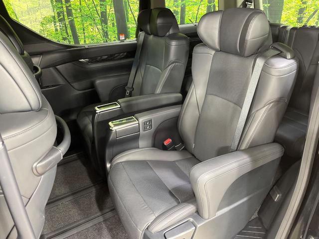 アルファードハイブリッド ＳＲ　Ｃパッケージ　４ＷＤ　寒冷地仕様　両側電動ドア　純正９インチディスプレイオーディオ　後席モニター　バックカメラ　ＡＣ１００Ｖ電源　セーフティーセンス　レーダークルーズ　禁煙車　パワーバックドア　合皮シート（9枚目）