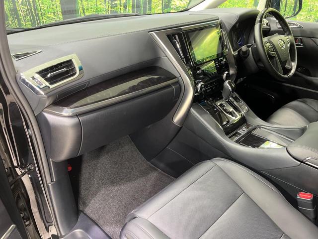 アルファードハイブリッド ＳＲ　Ｃパッケージ　４ＷＤ　寒冷地仕様　両側電動ドア　純正９インチディスプレイオーディオ　後席モニター　バックカメラ　ＡＣ１００Ｖ電源　セーフティーセンス　レーダークルーズ　禁煙車　パワーバックドア　合皮シート（50枚目）