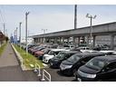 ズラッと並んだ展示車と大きな「N」の看板が目印です!