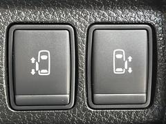 【両側パワースライドドア】スマートキーや運転席のスイッチで後席両側スライドドアの開閉が可能♪電動だから力を入れてドアを開ける必要が無く、小さなお子様でも簡単に開け閉めでき快適です♪ 3