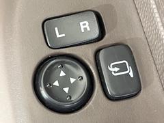 【電動格納ミラー】サイドミラーは電動格納式となっており、狭い駐車場でもキズがつくリスクを抑えられます。 7