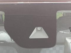 【インテリジェントエマージェンシーブレーキ】フロントカメラで前方の車両や歩行者を検知。衝突しそうな時は衝突被害軽減ブレーキが作動、衝突回避をサポート。より安全にドライブをお楽しみいただけます。 4