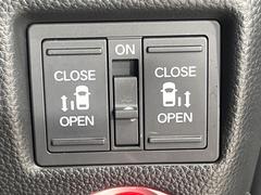 【両側パワースライドドア】スマートキーや運転席のスイッチで後席両側スライドドアの開閉が可能♪電動だから力を入れてドアを開ける必要が無く、小さなお子様でも簡単に開け閉めでき快適です♪ 3