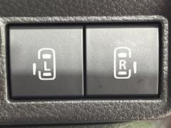 【両側パワースライドドア】スマートキーや運転席のスイッチで後席両側スライドドアの開閉が可能♪電動だから力を入れてドアを開ける必要が無く、小さなお子様でも簡単に開け閉めでき快適です♪ 3