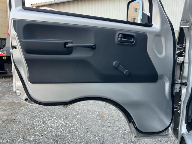 NT100クリッパートラック 幌車 走行距離1000km台 禁煙車 MT5速 AC ライトレベライザー Wエアバッグ(32枚目)