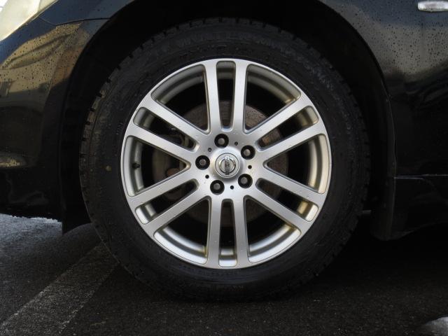 純正１８インチアルミホイール・冬タイヤ履き。タイヤの状態は現地にてご確認ください。