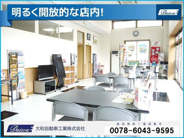 明るく開放的な店内で、ご商談時や作業の待ち時間も快適にお過ごし頂けます。