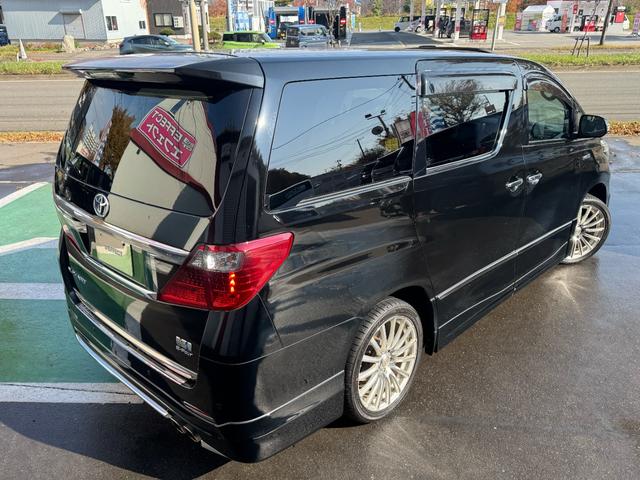 常時２０台程度のハイエースを展示しております。店頭にご来店下さるお客様からは、「予算に応じてハイエースをじっくり検討できる」とご好評いただいております。