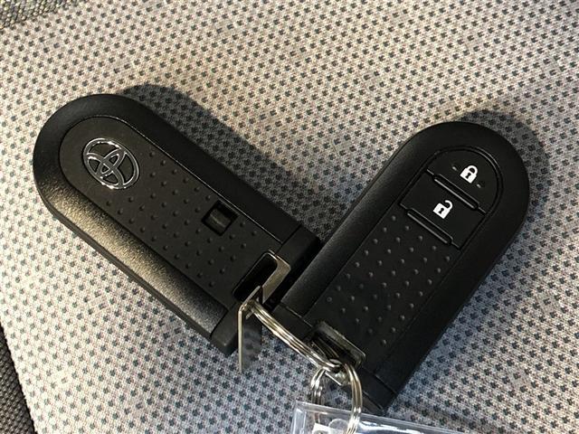 パッソ Ｘ　デュアルエアバッグ　ｉ－ｓｔｏｐ　エアコン　盗難防止装置　ベンチシート　ＡＢＳ　ミュージックプレイヤー接続可　横滑り防止機能　キーフリーシステム　衝突回避支援ブレーキ　パワーウィンドウ　スマートキー（17枚目）