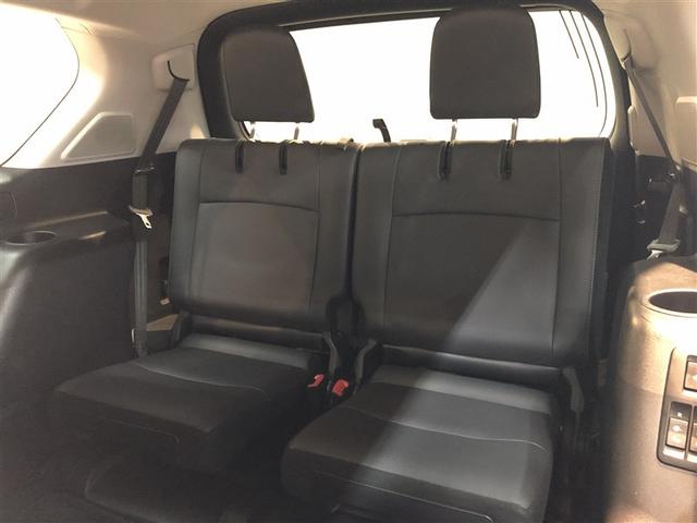 ３列目シートも広々としたスペースを確保しています。