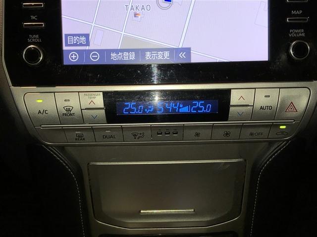 左右独立温度コントロールフルオートエアコンです。運転席、助手席それぞれで独立して温度設定ができます。冷え性の方が乗っても安心ですね♪