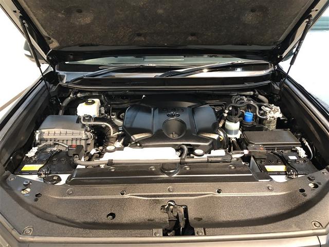 エンジンルームも念入りに清掃しております。