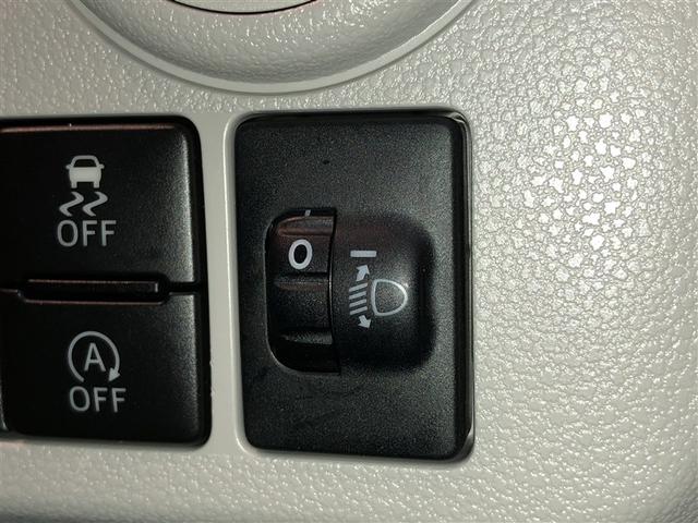 乗車人数や荷物の量などによる車の姿勢の変化に合わせて、ヘッドランプの光軸を調整することができます。